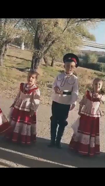 ПОТРЯСАЮЩИЕ АРТИСТЫ! Образцовый фольклорный ансамбль "Донские узоры" (младшая группа) смотреть онлайн