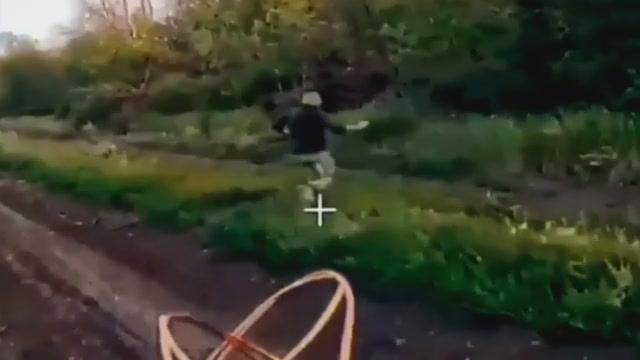 Чуть что ВСУшка сразу в кусты смотреть онлайн