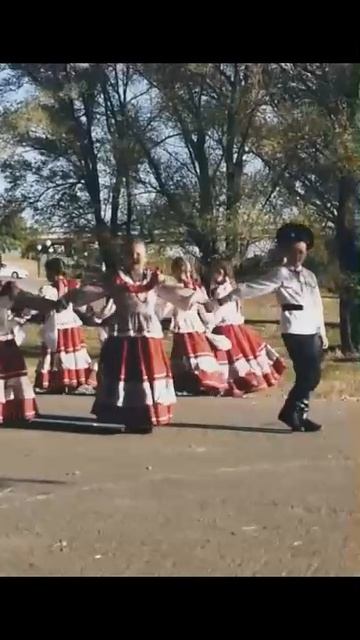 Юные казачата! Образцовый фольклорный ансамбль "Донские узоры" (младшая группа) смотреть онлайн
