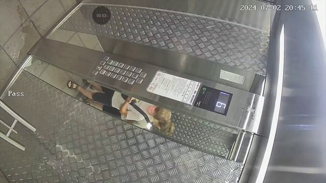 Мальчик писает в лифте смотреть онлайн