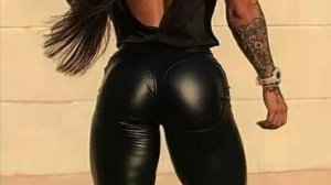 Сочная фитоняшка в легинсах гуляет по улице