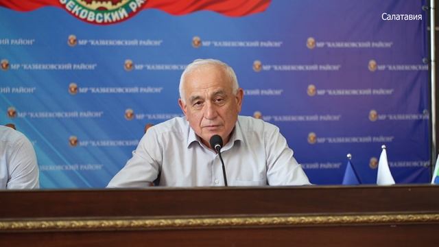 Вручение золотых и серебряных медалей выпускникам Казбековского района смотреть онлайн