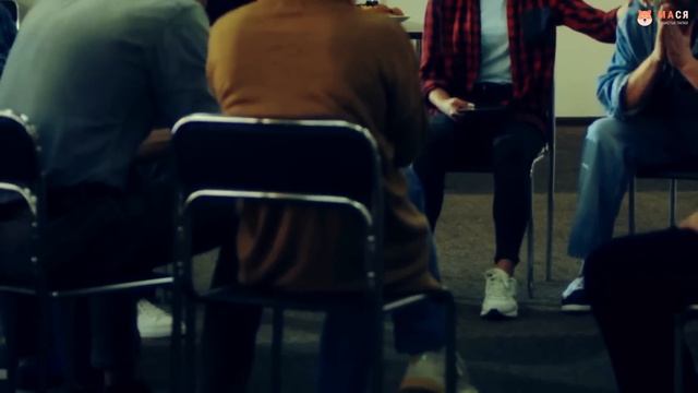 Больные щенки прижимаются друг к другу перед тем, как их положат на землю