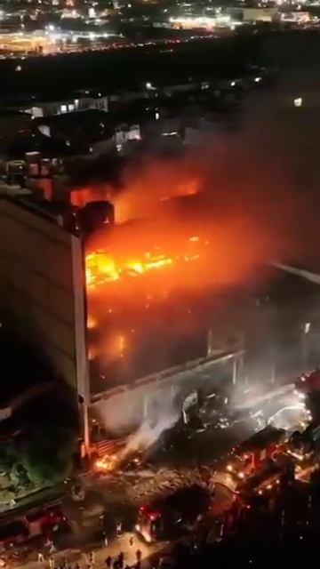 Трагедия в Ираке — десятки человек сгорели в торговом центре, который открылся всего 5 дней назад смотреть онлайн