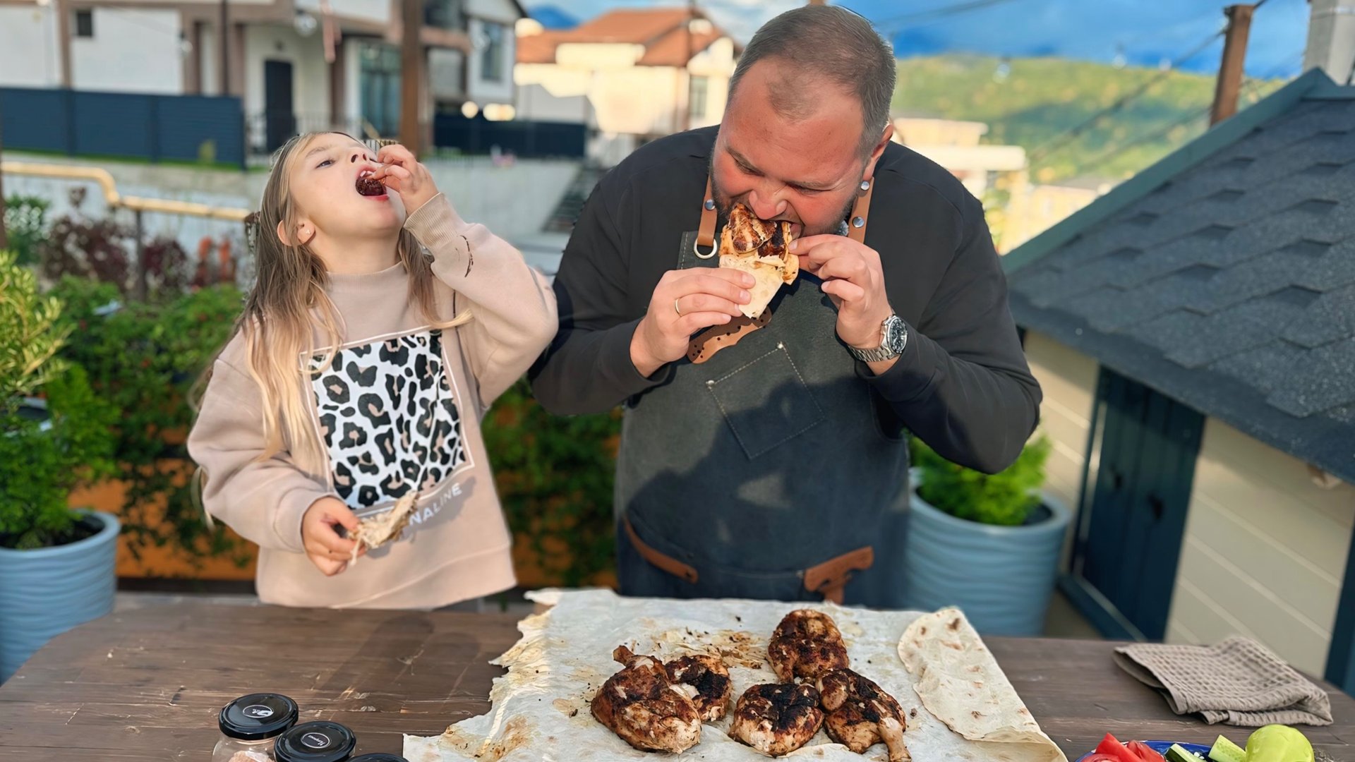 ВКУСНАЯ, СОЧНАЯ КУРИЦА НА МАНГАЛЕ. Chicken on the grill смотреть онлайн