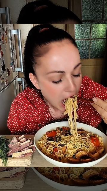 Мукбанг🍜Острая лапша с сардельками и помидорами 🥗🍗🤤 смотреть онлайн