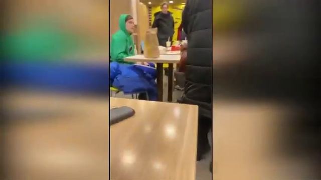 В Мурманске мужчина набросился на подростков из-за нецензурной лексики и обругал их матом смотреть онлайн