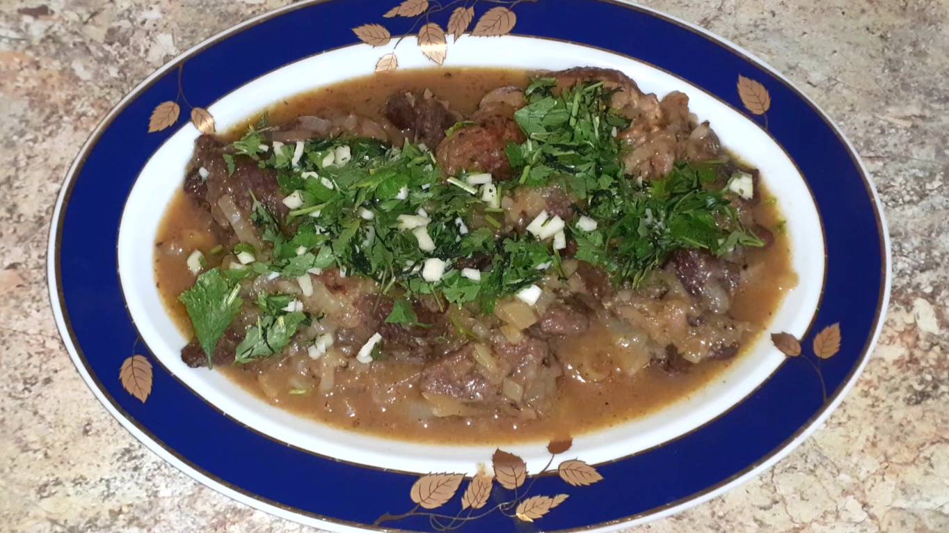 РЕЦЕПТ ВКУСНОГО УЖИНА. МЯСО В СПЕЦИЯХ С МАРИНОВАНЫМ ЛУКОМ В ДУХОВКЕ. смотреть онлайн