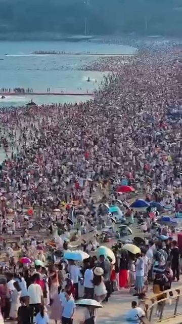 Пляж в китайском Шэньчжэне превратился в настоящее море людей Свободного места практически нет смотреть онлайн