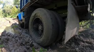 ЗиЛ-130 в грязи! Поездка на рыбалку! Трактор Т-40 спешит на помощь!!!