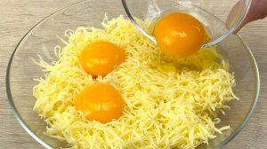 Просто смешайте сыр с яйцами и поджарьте на сковороде! Новый рецепт омлета!