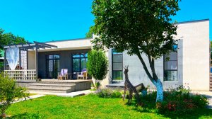 Стильный дом с удобной планировкой, большим участком с плодоносящим садом между двух морей