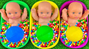 4-Минутное увлекательное видео｜Купаем пупсов в разноцветных шариках ASMR