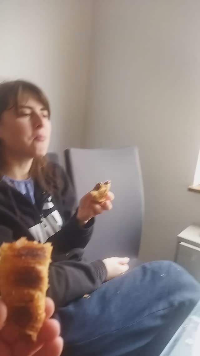 настоящие французы дегустируют круассаны :))