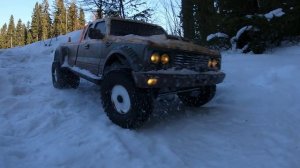 Внедорожник со спаркой колес на зимнем бездорожье.