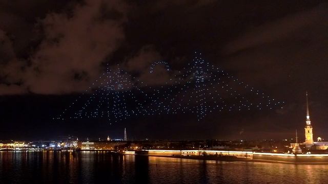 Шоу из 500 дронов на открытии туристического сезона в Санкт-Петербурге смотреть онлайн