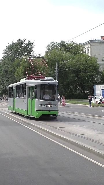 Москва. Трамвайный вагон № 3001 модели 71-135 (ЛМ-2000) следует по Волочаевской улице. смотреть онлайн