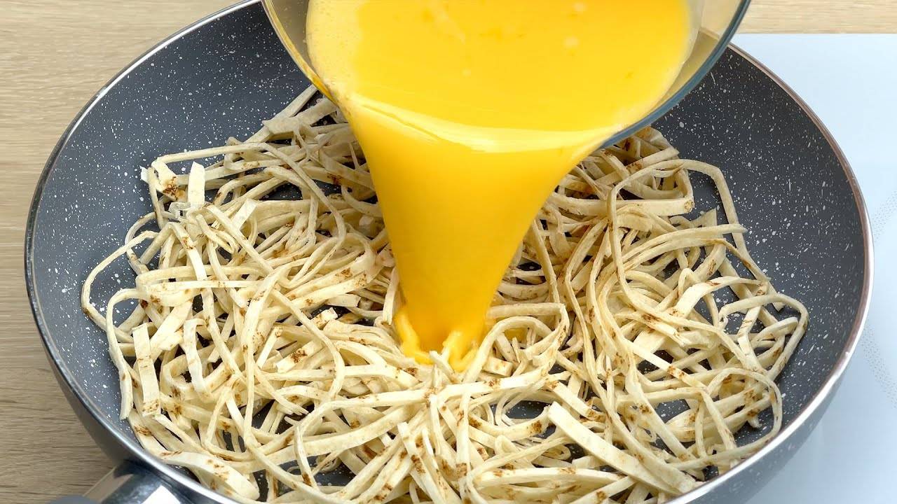 Просто нарежьте лаваш и смешайте с яйцами! Завтрак по новому рецепту