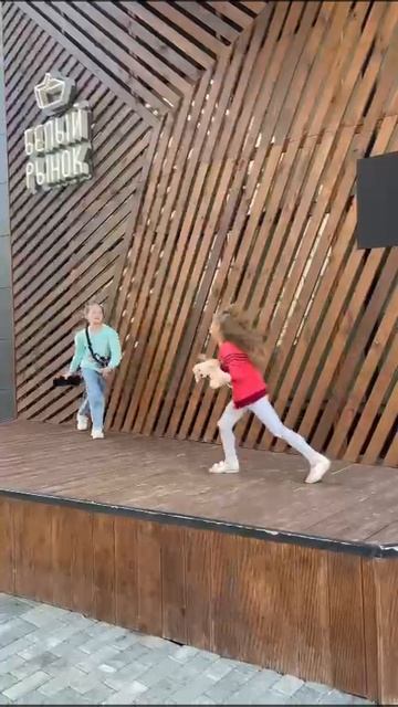 Ангелина и Милана поют песню Клава Кока Покинула чат 💗 очень любим эту песню ❤️