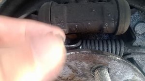 toyota matrix как свести задние тормозные колодки