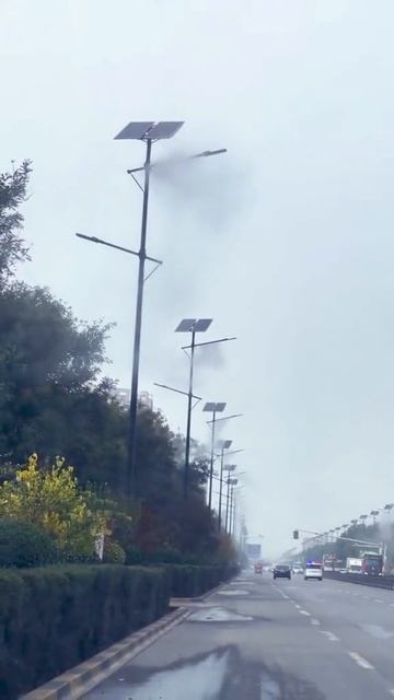 Вот как действуют умные 5 джи фонари. Какое мощное распыление какого то химиката на людей смотреть онлайн