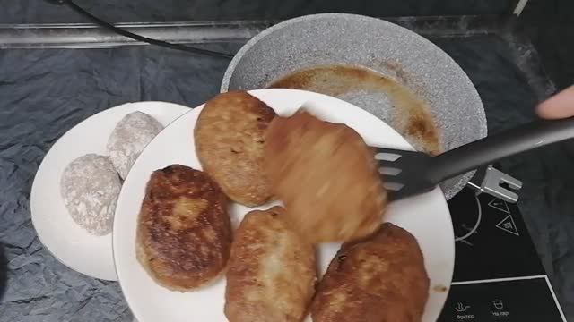 Как приготовить домашние котлеты с хлебом смотреть онлайн
