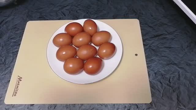 Красим яйца в луковой шелухе смотреть онлайн