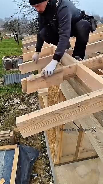 Подрезка свесов стропил после их установки