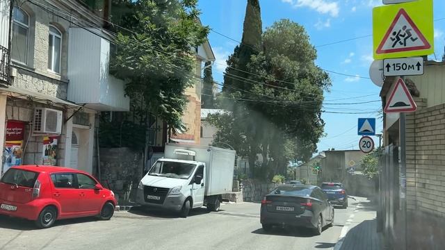 Ялта. По ул.Кирова от ост."Гнездышко", до Ломоносова ул. 05.07.2025. Крым. Crimea. Yalta. смотреть онлайн