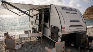 Что и как у дома на колёсах внутри. Американский автодом в месте отдыха в России, а не на выставке