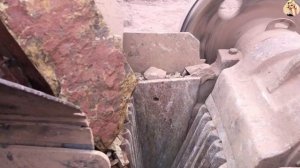 Строительство, дробление щебёнки