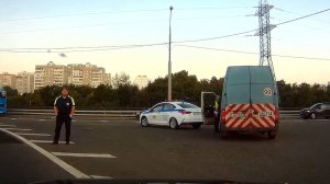 Дудавцев ГАИ ВАО не знает какую обязанность он выполняет и сбегает от водителя. Видео от Дмитрия.