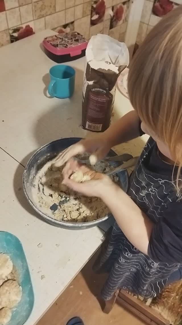 сама лепит сырнички :)