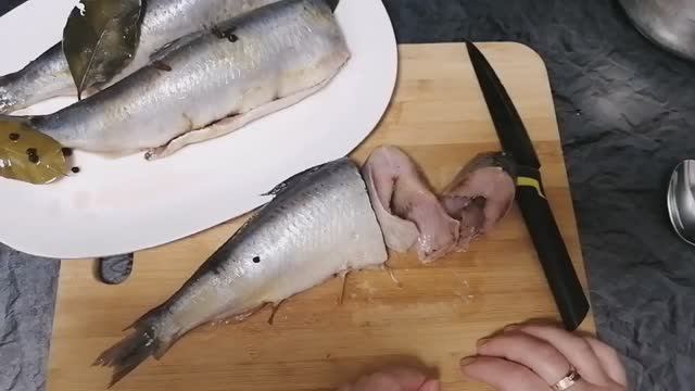 Солим рыбу сельдь в домашних условиях смотреть онлайн