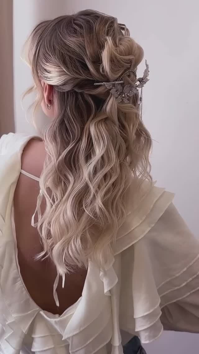 Прическа в стиле бохо на тонких стекловидных волосах #прическа #укладка #волосы #локоны