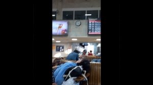 бомжи и пассажиры на павелецком вокзале