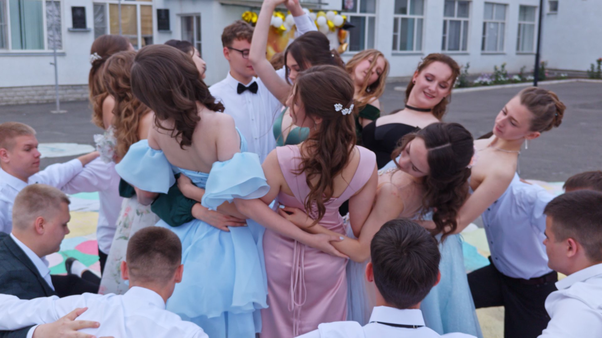 Выпускной школьный вальс. Выпускники 11 класса МОУ СОШ №5 г. Миллерово 2025