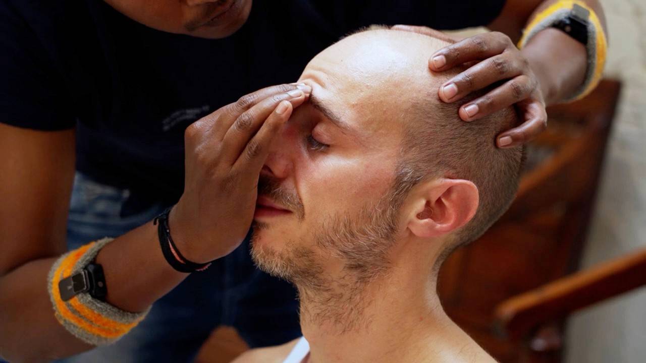 ASMR Head Massage： Soothing Ear and Neck Treatment with Neck Cracking смотреть онлайн