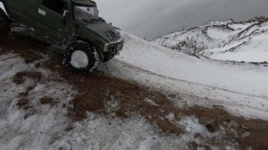 Хаммер и УАЗ на бездорожье.