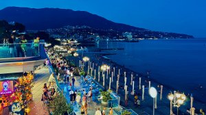 Вечерняя Ялта. Аншлаг. Без комментариев. Прошлись по всей Набережной. Отдых в Крыму 2025