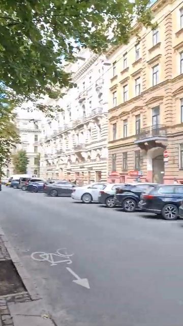 Рига. Улица Элизабетес. Красивые дома. Кафе.Riga. Elizabetes street. Beautiful houses. Cafe. смотреть онлайн