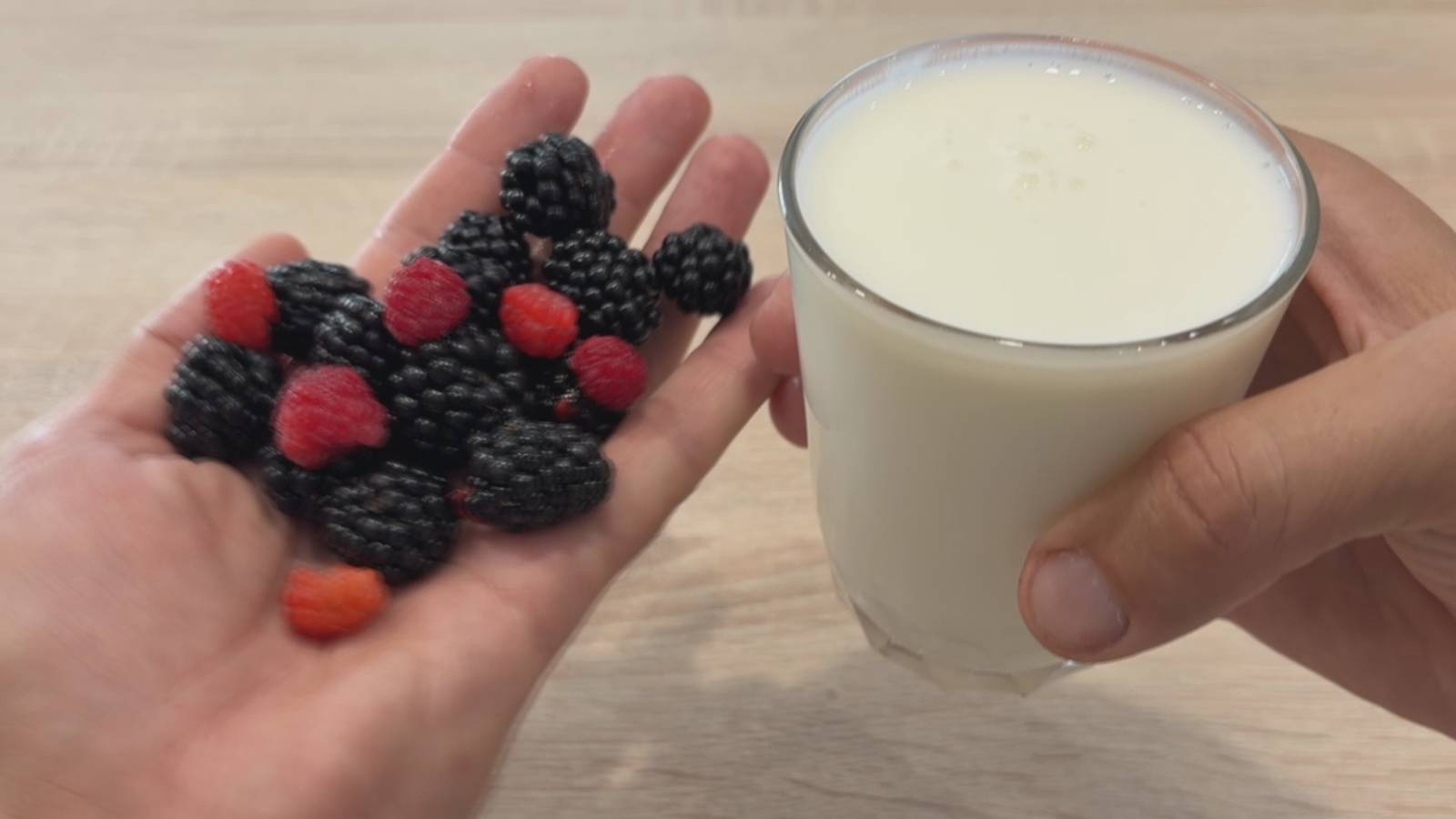 Беру кефир, ягоды и готовлю легкий летний завтрак, вкусный рецепт! смотреть онлайн