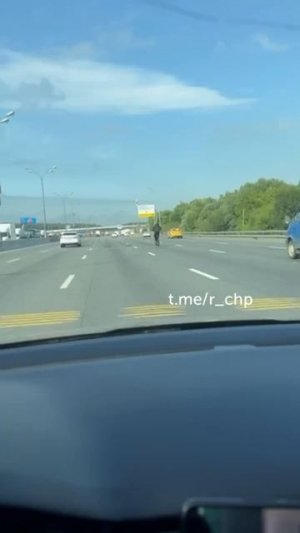 На видео все спокойно. Просто утро. Просто Москва. Просто МКАД