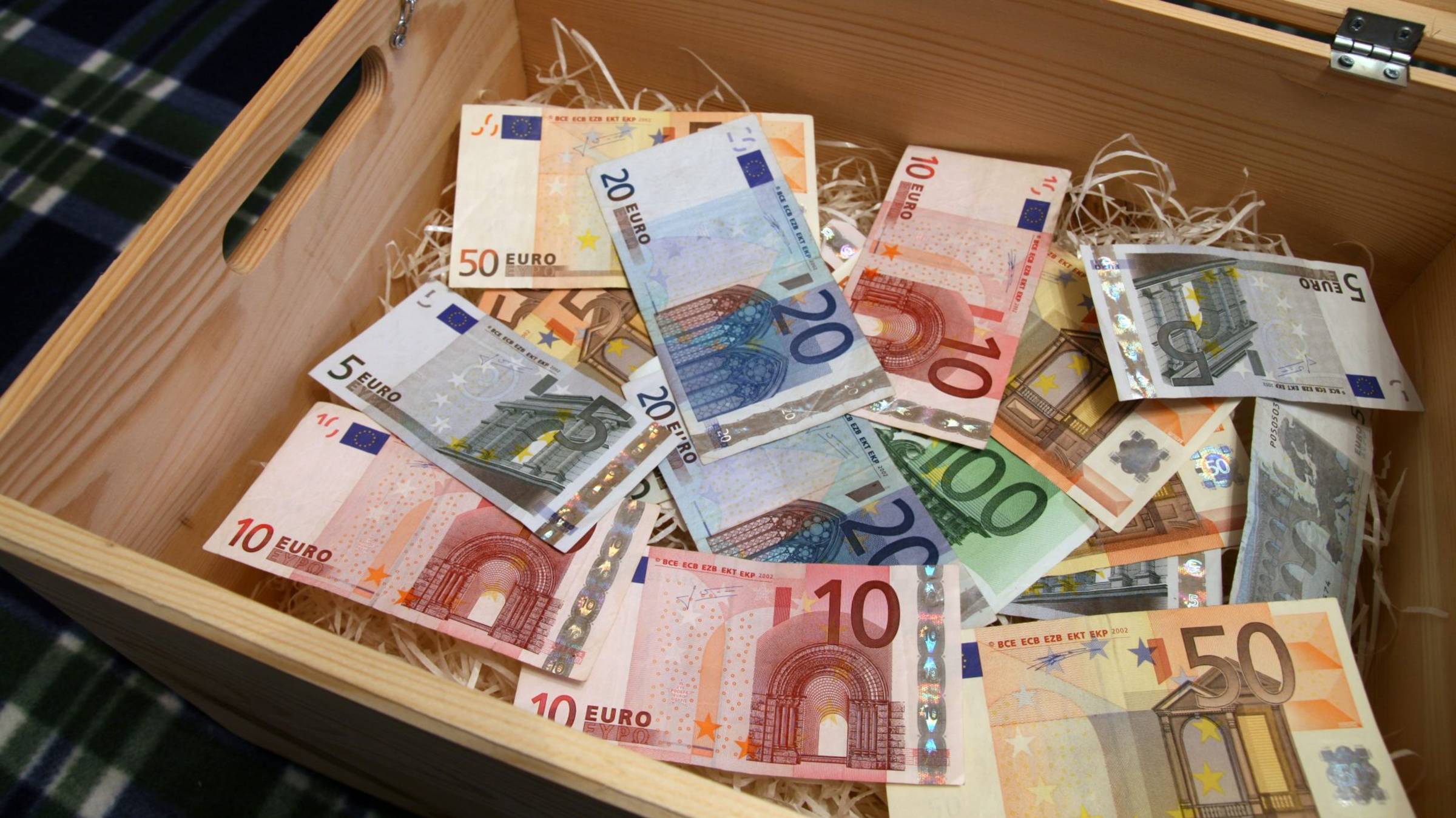 Почему в Европе деньги лучше хранить дома, а не в банке? смотреть онлайн