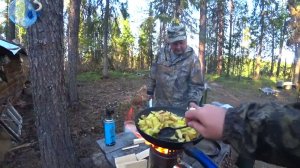 Покидаем таёжную избу. Сплав по речке. Рыбалка снова радует!