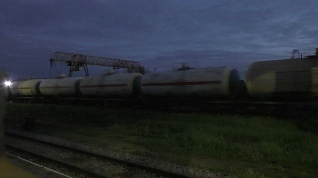 Станция Псков-Туристский ночью. Поезд со стороны Латв?