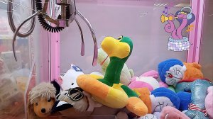 Достали много классных игрушек из автомата Хватайка.