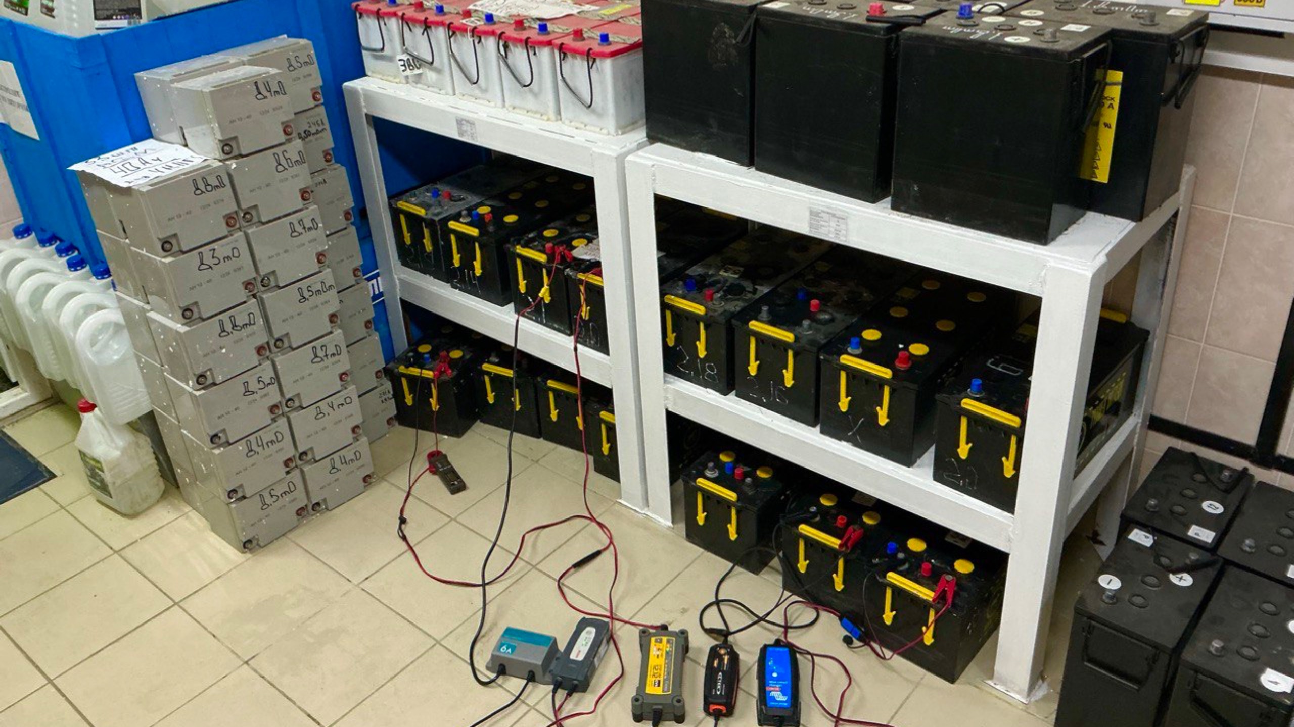 Заряд аккумуляторов СТ190 Ач, с помощью АЗУ: GYS, BOSCH, CTEK, MASTERVOLT, VICTRON смотреть онлайн