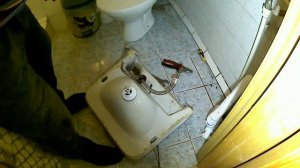 Так быстрее. Снимаем раковину, отрезаем смеситель.