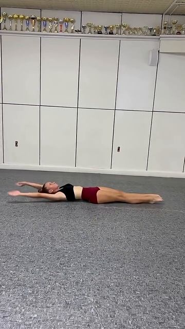 Упражнение для подкачки пресса и отработки прыжка в разножку смотреть онлайн